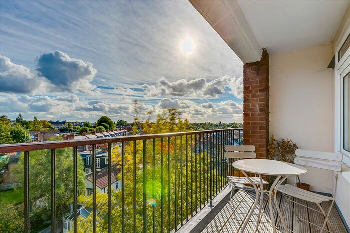 3 Bedroom Property To Rent In Hydethorpe Road, London, SW12