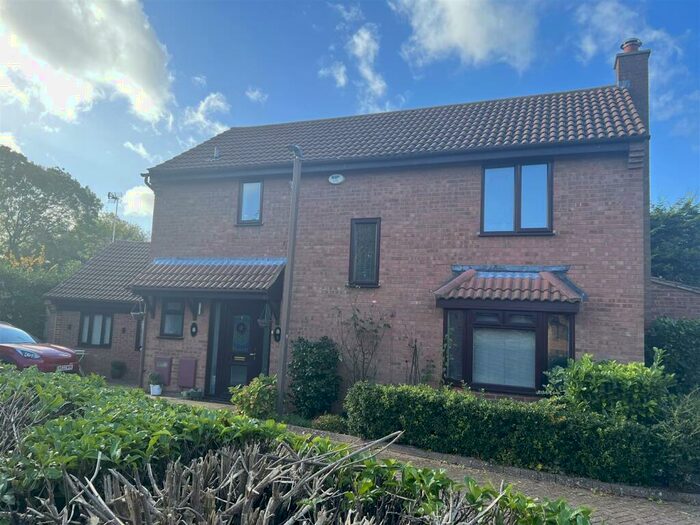 4 Bedroom House To Rent In Rosebay Close, Walnut Tree, Milton Keynes, MK7