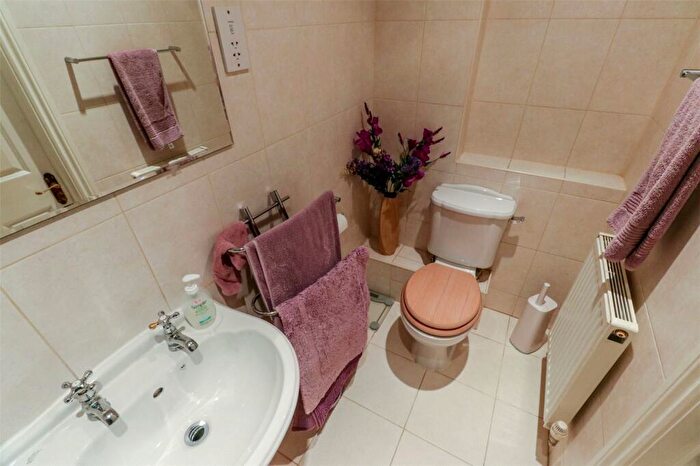 3 Bedroom Apartment For Sale In The Ridgeway, Enfield, Middlesex, EN2