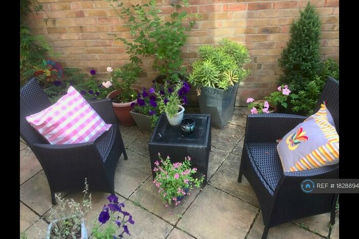 2 Bedroom Flat To Rent In Bow, London, E3