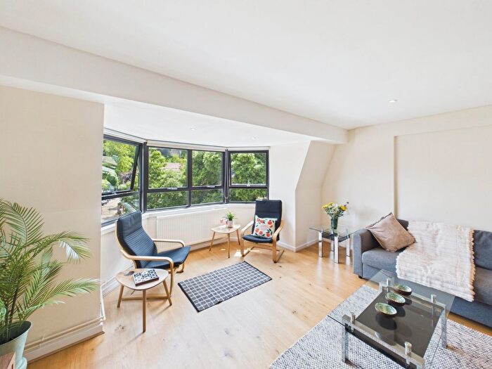 2 Bedroom Flat To Rent In Farm Yard, Windsor, Berkshire, SL4