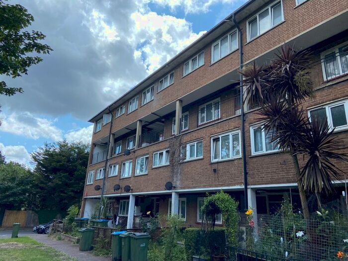 3 Bedroom Flat To Rent In Woodville Close, London, SE3