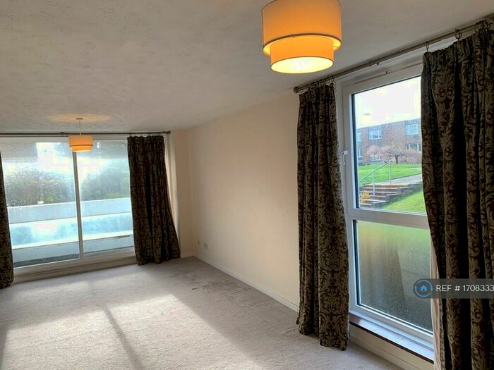 2 Bedroom Flat To Rent In Turnpike Link, Croydon, CR0