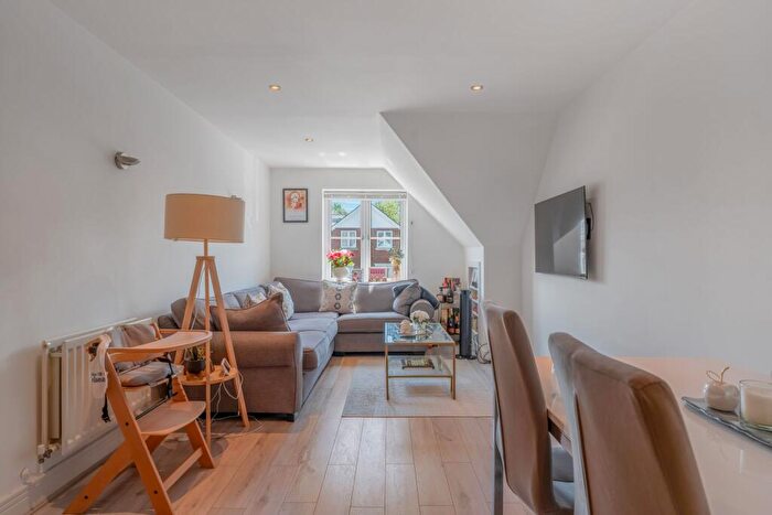 2 Bedroom Apartment For Sale In California Close, Sutton, SM2