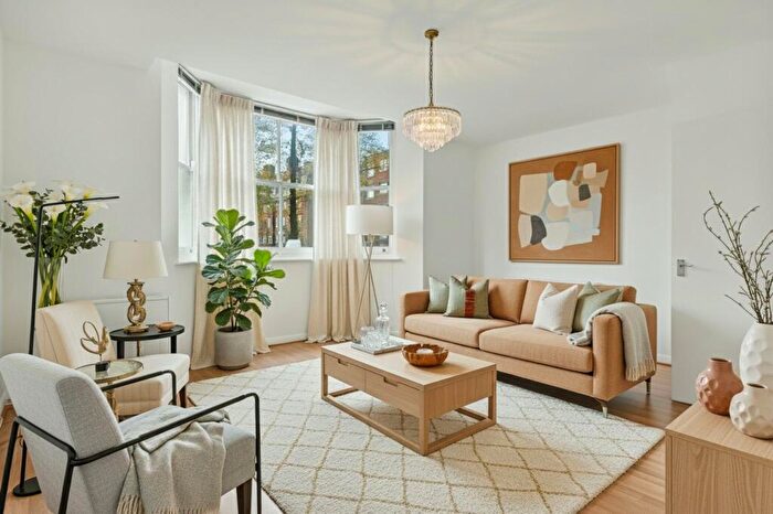 3 Bedroom Flat For Sale In Kenninghall Road, De Vere Court, E5