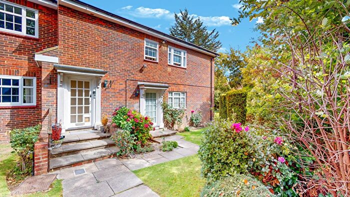 2 Bedroom Maisonette For Sale In Little Orchard Close, Pinner, Middlesex, HA5