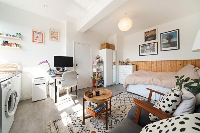 Studio To Rent In Cricklewood Broadway, London, NW2