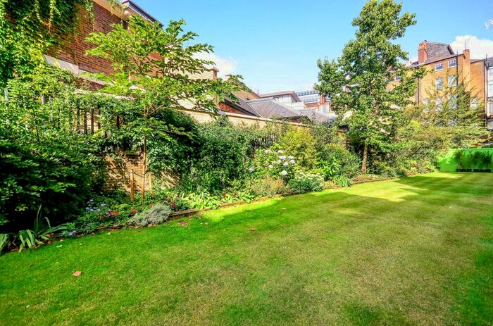 3 Bedroom Flat To Rent In Lower Sloane Street, Chelsea, London, SW1W