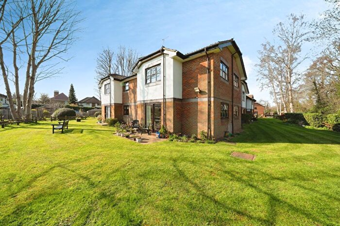 1 Bedroom Property For Sale In Pitson Close, Addlestone, KT15