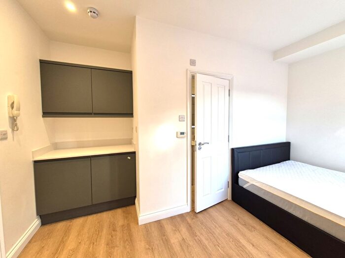 Studio To Rent In Hendon, London, NW4
