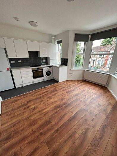 1 Bedroom Flat To Rent In Bed Flat – Seymour Gardens, Ilford, IG1