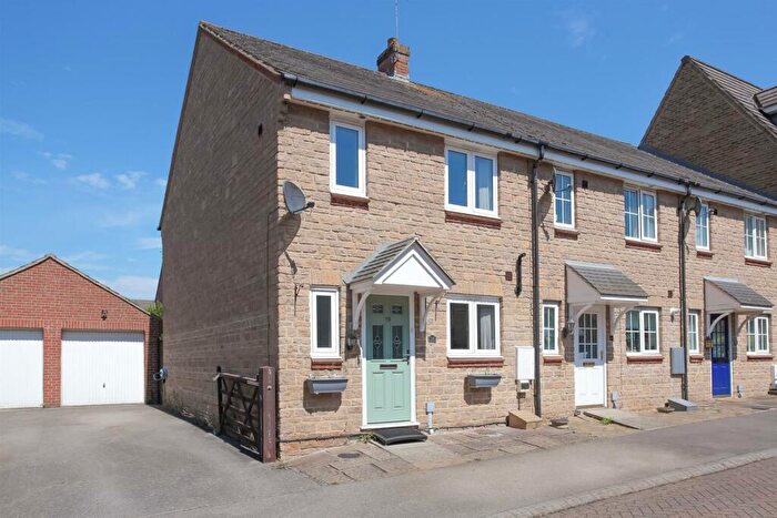 3 Bedroom End Of Terrace House For Sale In Ashmead Road, Banbury, OX16