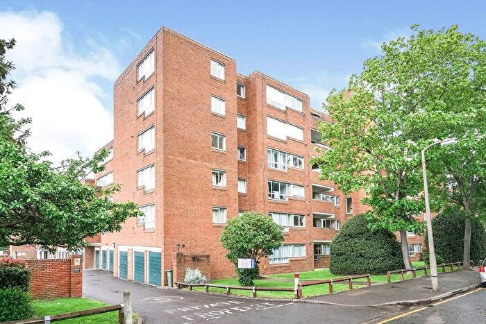 2 Bedroom Flat For Sale In Homefield Park, Sutton, Surrey, SM1