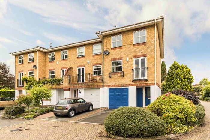 4 Bedroom Property To Rent In Northweald Lane, Kingston Upon Thames, KT2