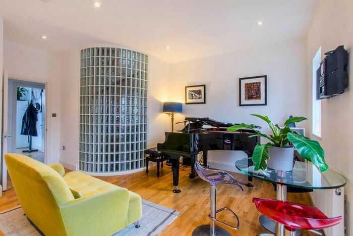 2 Bedroom Flat To Rent In Peckham Road, Peckham, London, SE15