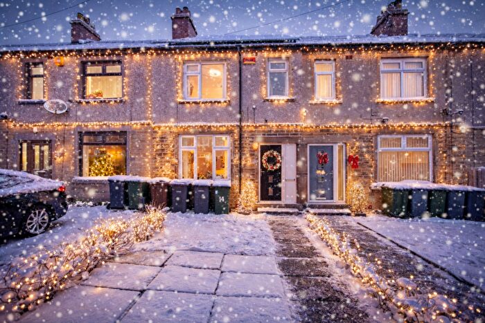 3 Bedroom Terraced House For Sale In Beacon Grove, Bradford, BD6