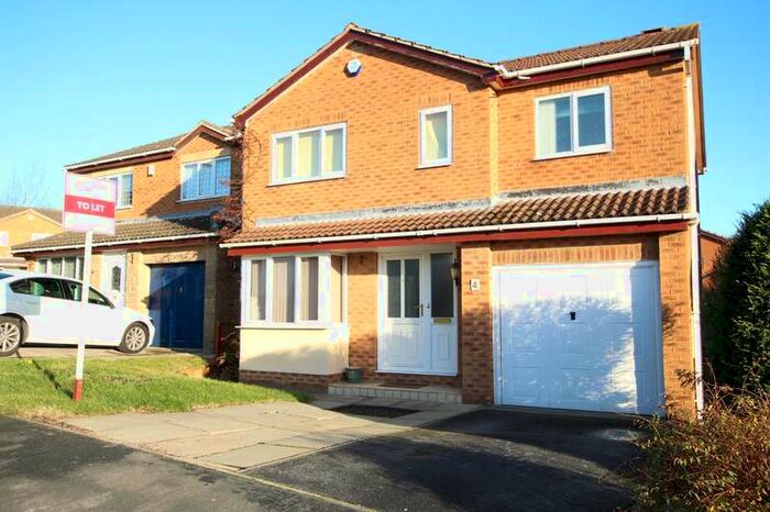 4 Bedroom Detached House To Rent In Longwood Vale Tingley, WF3