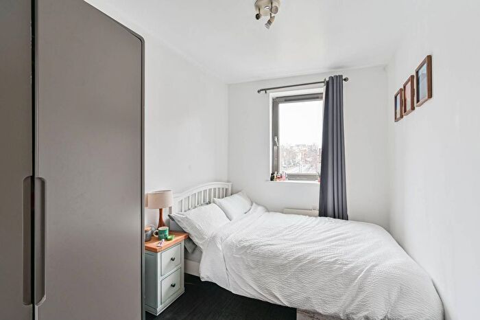 3 Bedroom Flat To Rent In Balham Hill, Balham, London, SW12