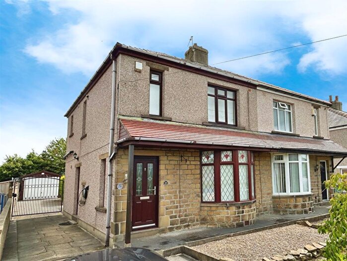 3 Bedroom Semi-Detached House For Sale In Newlands View, Northowram, Halifax, HX3