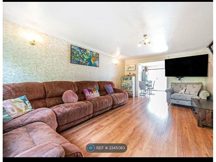 3 Bedroom Terraced House To Rent In Turnpike Link, Croydon, CR0