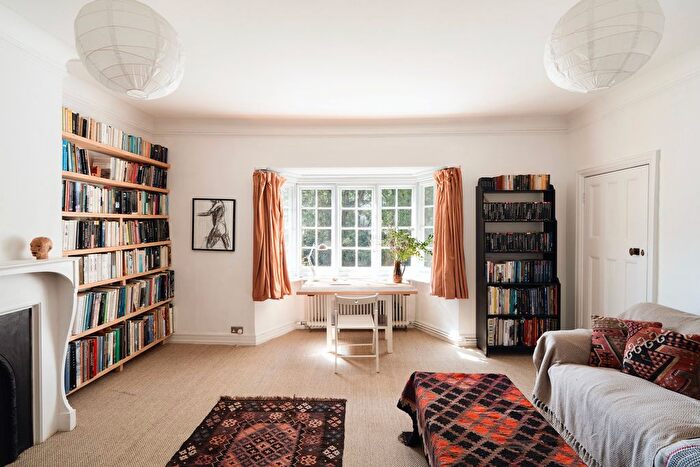 3 Bedroom Flat For Sale In Rodborough Road, London, NW11