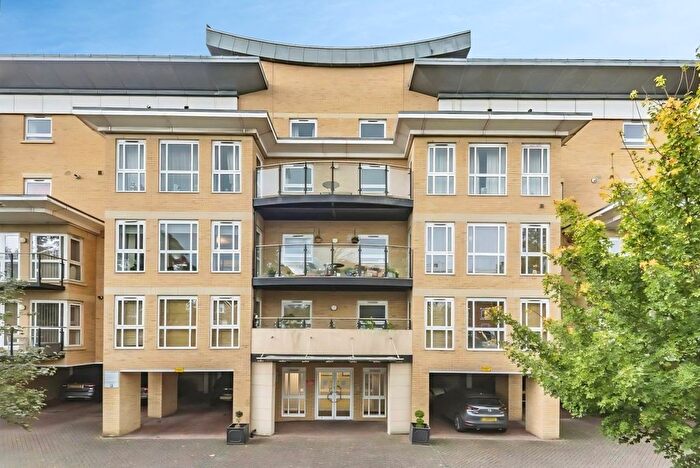 2 Bedroom Flat To Rent In Sparkes Close, Bromley, BR2