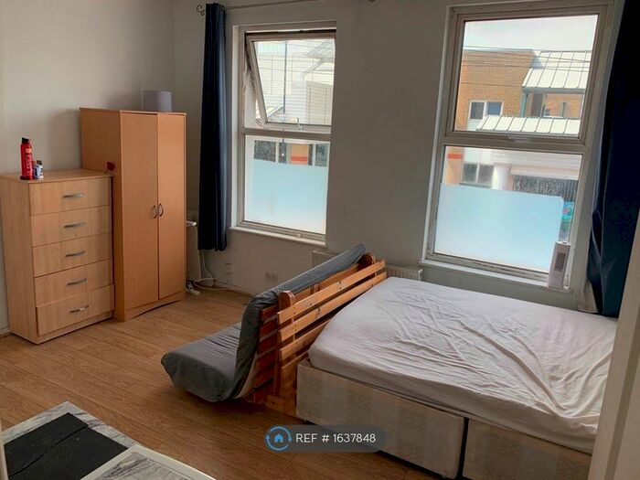 Studio To Rent In Hertlset Road, London, N7