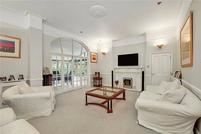 3 Bedroom Apartment To Rent In Queens Road, Weybridge, Surrey, KT13
