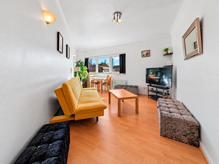 2 Bedroom Flat For Sale In Westferry Road, London, E14