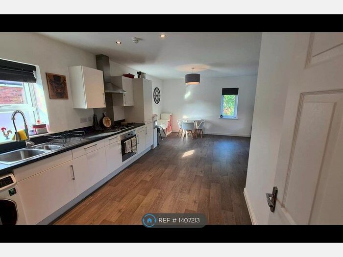2 Bedroom Flat To Rent In Icarus Avenue, Burgess Hill, RH15