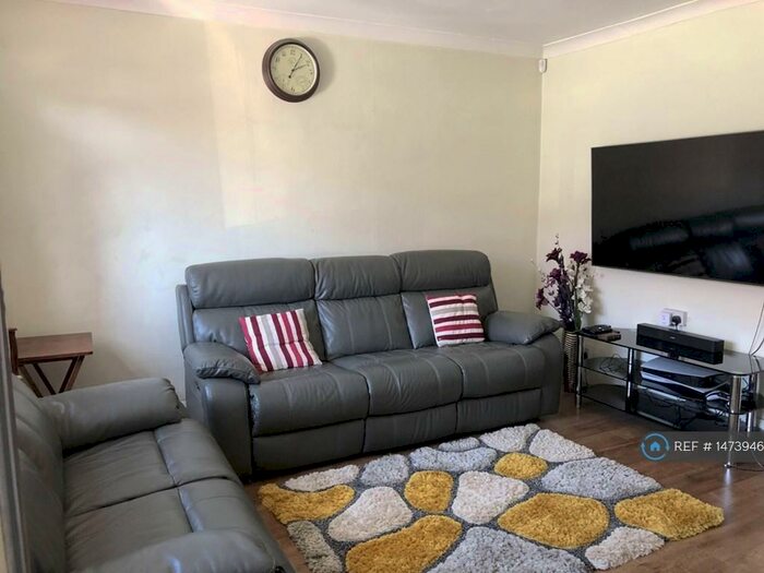 3 Bedroom Terraced House To Rent In Spencer Road, Langley, SL3