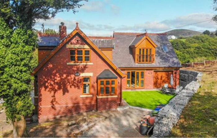 1 Bedroom Detached Bungalow For Sale In Huddersfield Road, Stalybridge, SK15