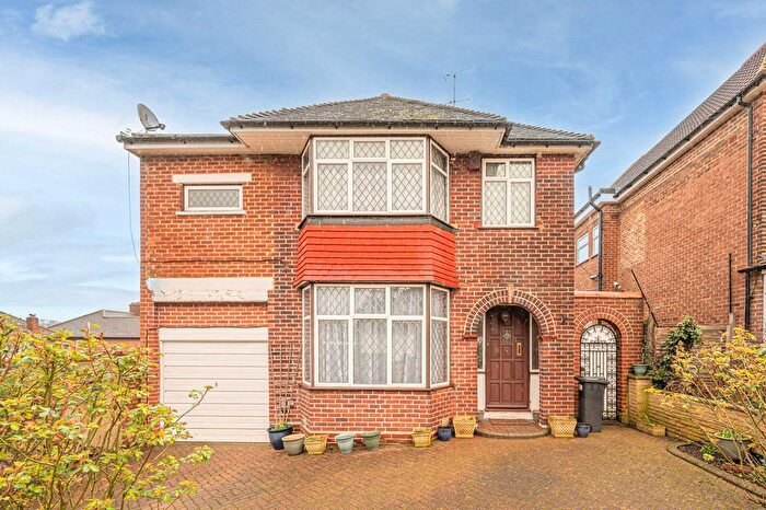 3 Bedroom Detached House For Sale In Tintern Gardens, Southgate, London, N14