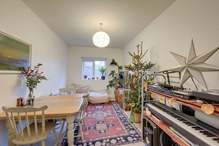 2 Bedroom Flat For Sale In Chadwick Road, Peckham, London, SE15
