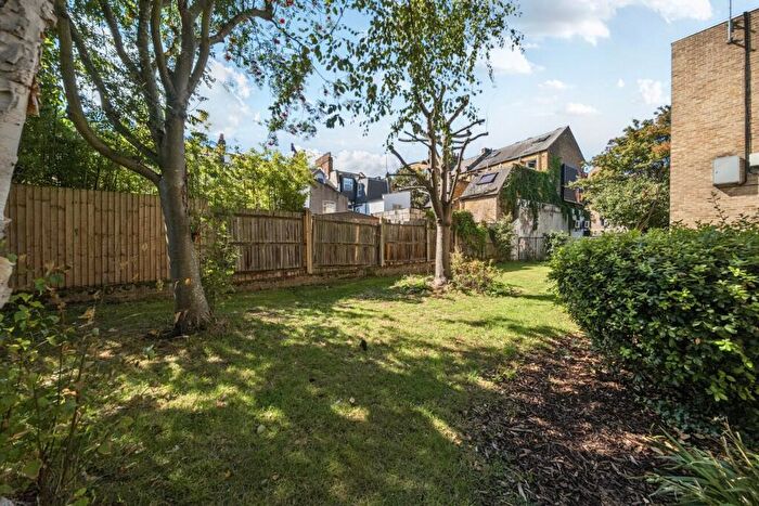 1 Bedroom Flat To Rent In Hanson Close, Balham, London, SW12