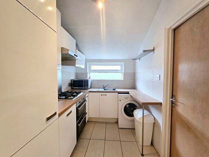 2 Bedroom Flat To Rent In Gilbey Road, Tooting Broadway, SW17