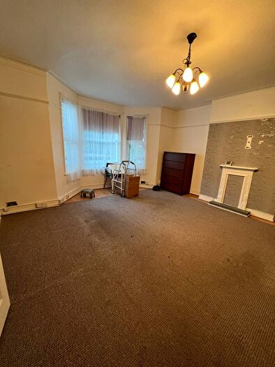 2 Bedroom Flat To Rent In Burlington Gardens, Acton, W3