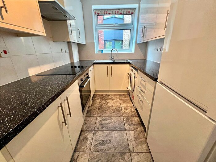 2 Bedroom Flat To Rent In Brownlow Road, London, N11