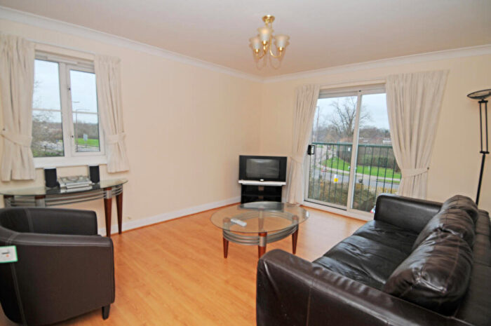 2 Bedroom Flat To Rent In Pullman Court, Central Maidenbower, Crawley, RH10