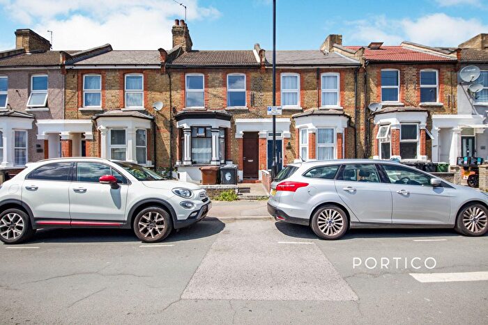 2 Bedroom Flat To Rent In Claude Road, Leyton, E10