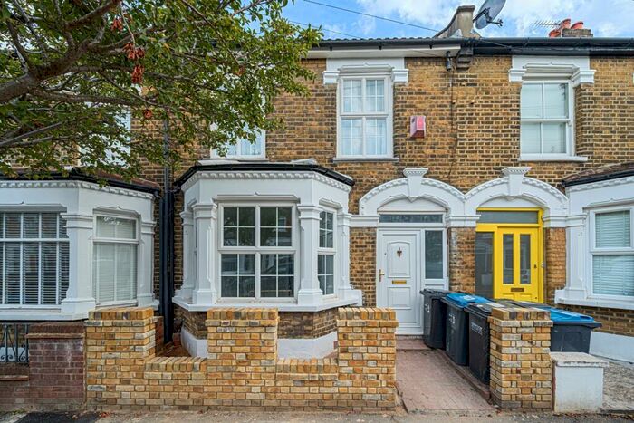 Terraced House To Rent In Aylett Road London, SE25
