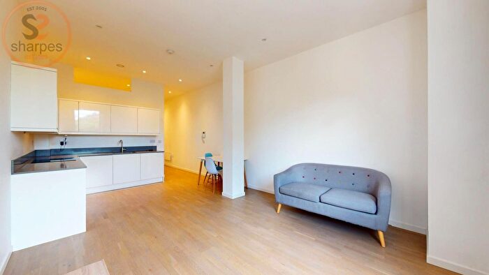 1 Bedroom Flat To Rent In Turin Court, Riverbank Way, Brentford, Greater London, TW8
