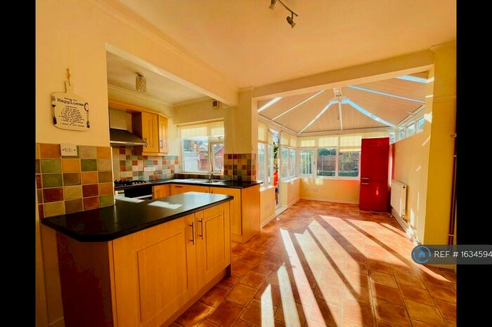 3 Bedroom Semi-Detached House To Rent In Burnaston Road, Leicester, LE2