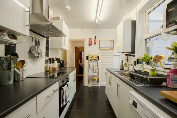 6 Bedroom House To Rent In Warwards Lane, Birmingham, B29