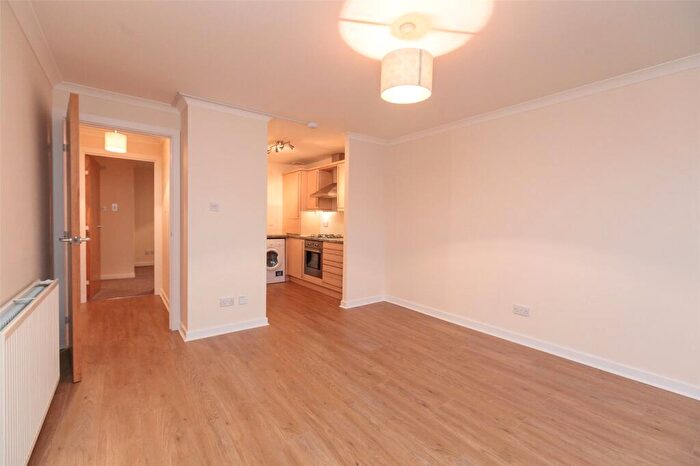 2 Bedroom Flat To Rent In Stenhouse Gardens, Edinburgh, EH11