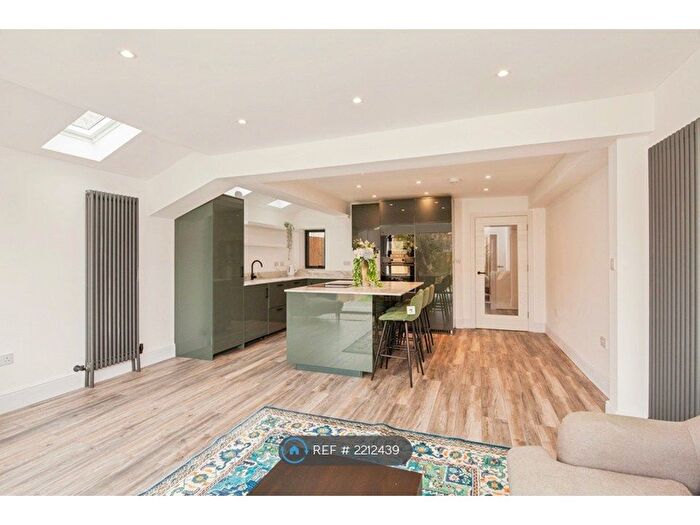 2 Bedroom Flat To Rent In Hawarden Grove, London, SE24