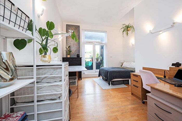 3 Bedroom Property For Sale In The Chronos Building, Mile End Road, Tower Hamlets, London, E1