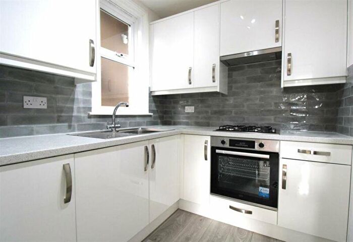 Flat To Rent In Bowes Road, London, N13