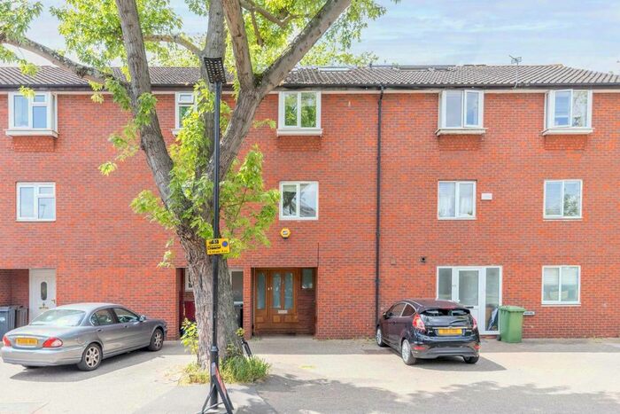4 Bedroom Property To Rent In Fishers Lane, London, W4