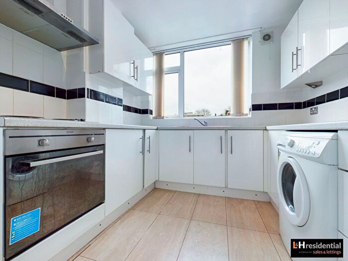 2 Bedroom Flat To Rent In Boreham Holt, Elstree, WD6